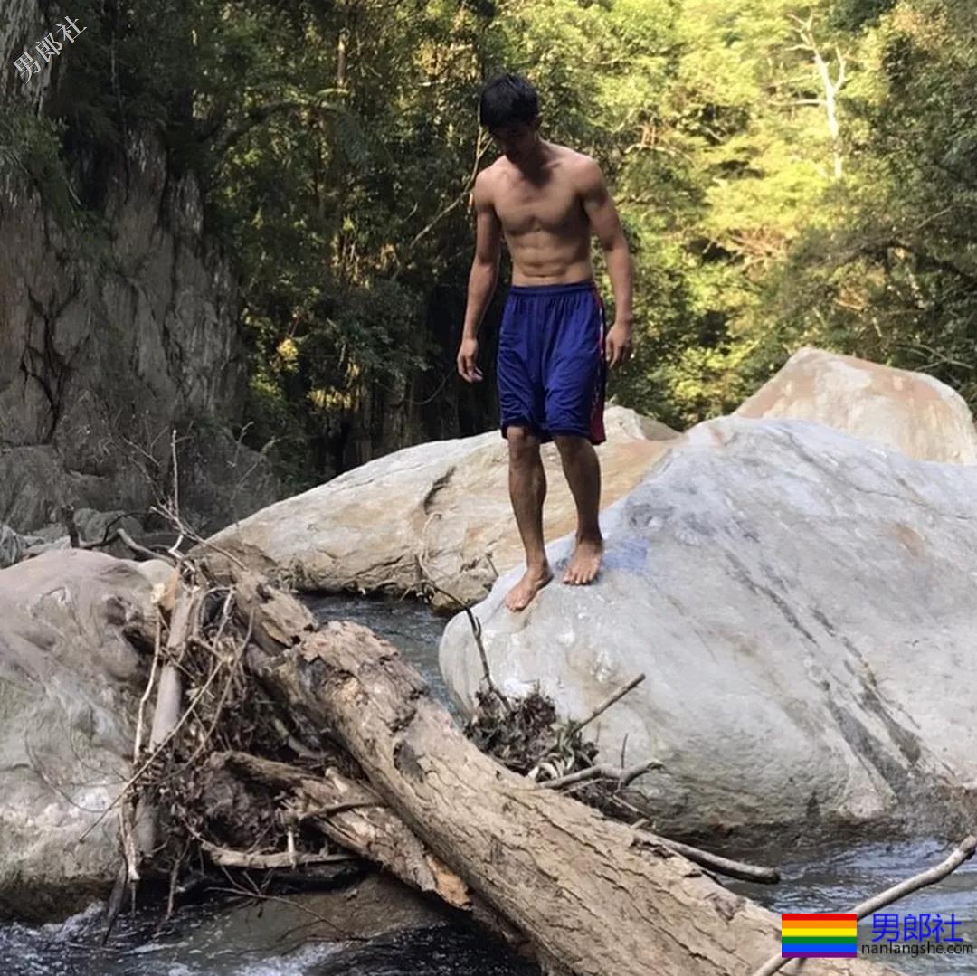 小狼狗的搓衣板黝黑腹肌任你玩！ - 51虹马