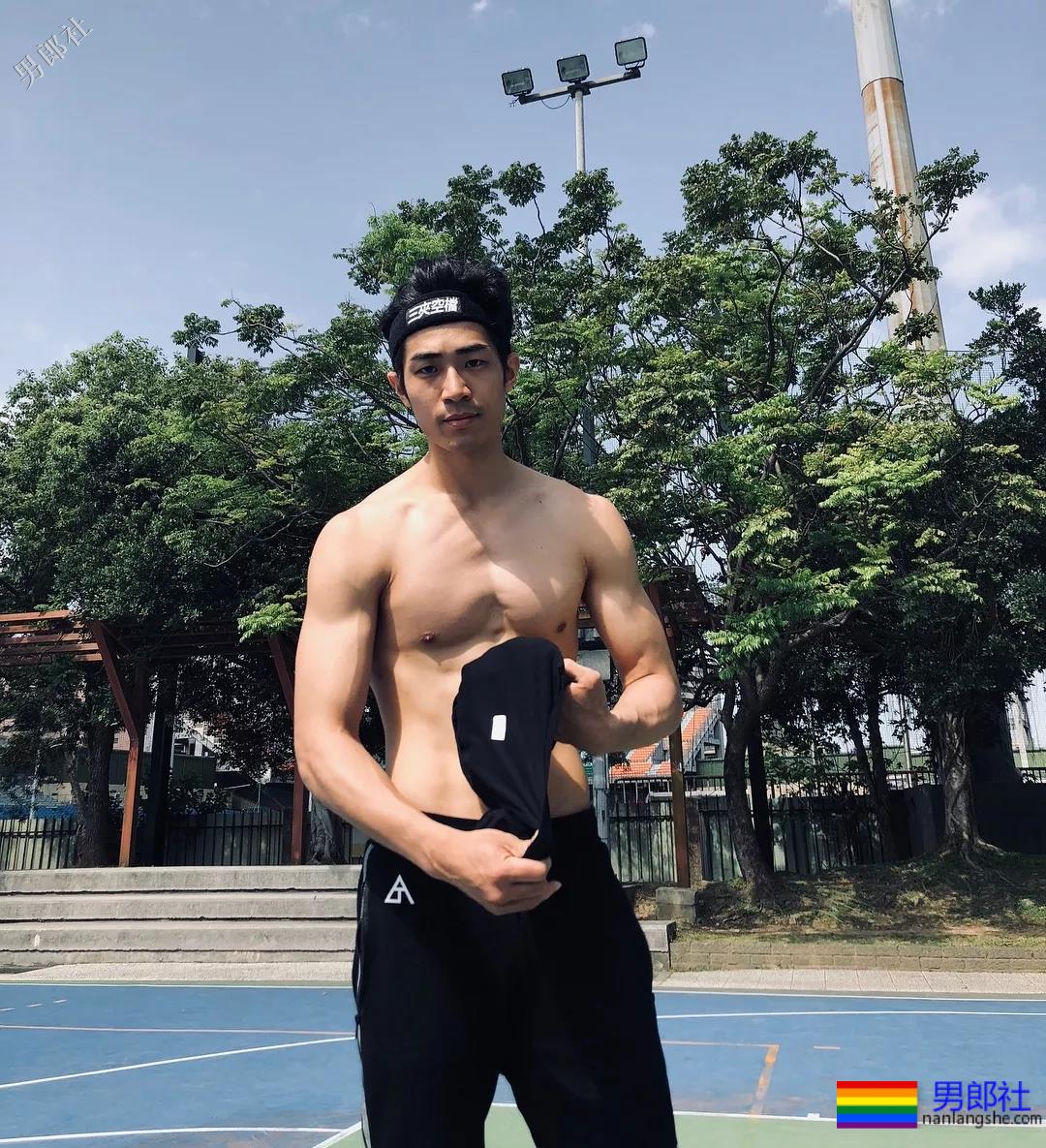 小狼狗的搓衣板黝黑腹肌任你玩！ - 51虹马