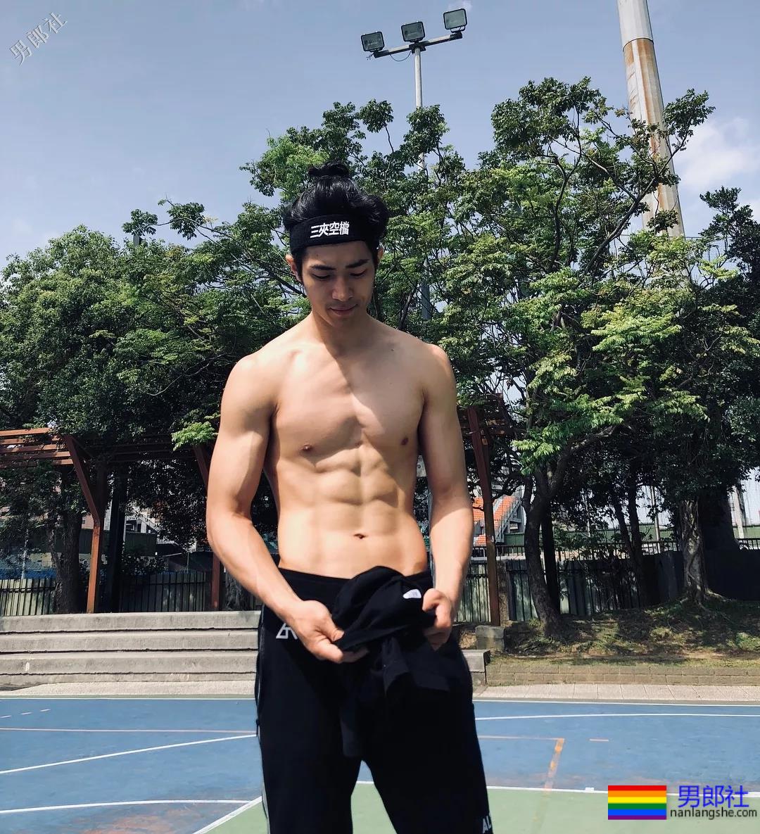 小狼狗的搓衣板黝黑腹肌任你玩！ - 51虹马