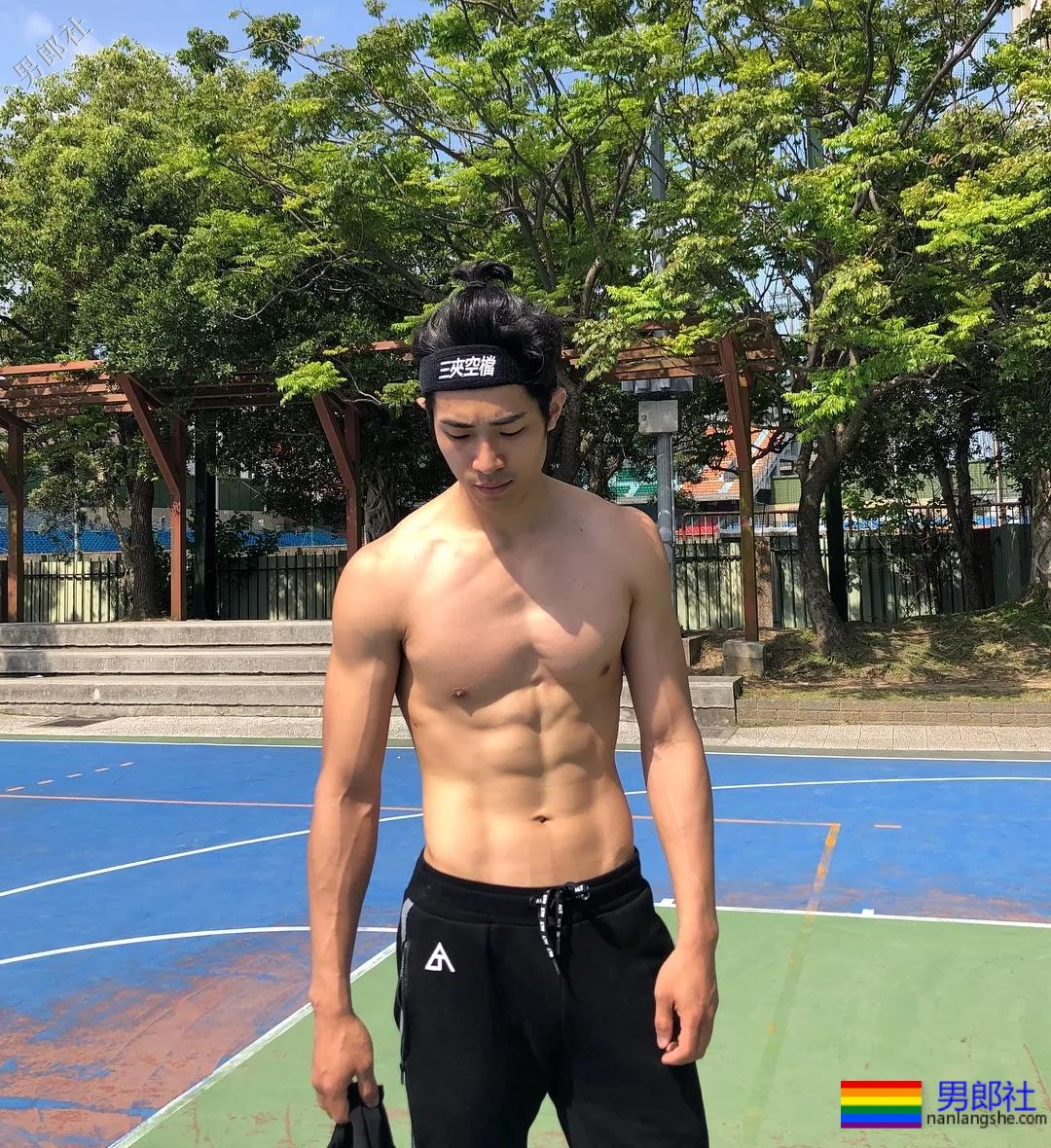 小狼狗的搓衣板黝黑腹肌任你玩！ - 51虹马