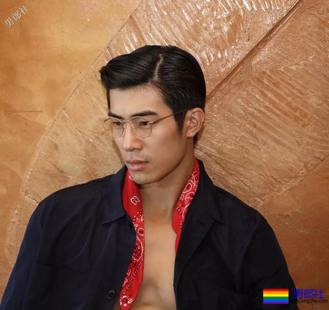 小狼狗的搓衣板黝黑腹肌任你玩！ - 51虹马