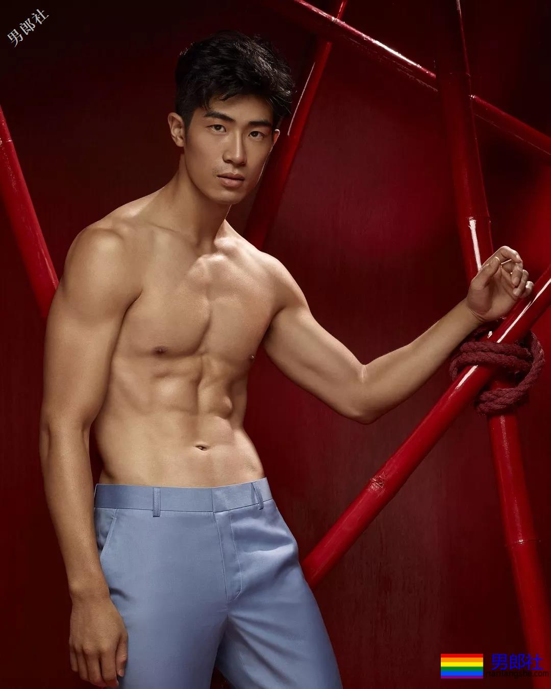 小狼狗的搓衣板黝黑腹肌任你玩！ - 51虹马