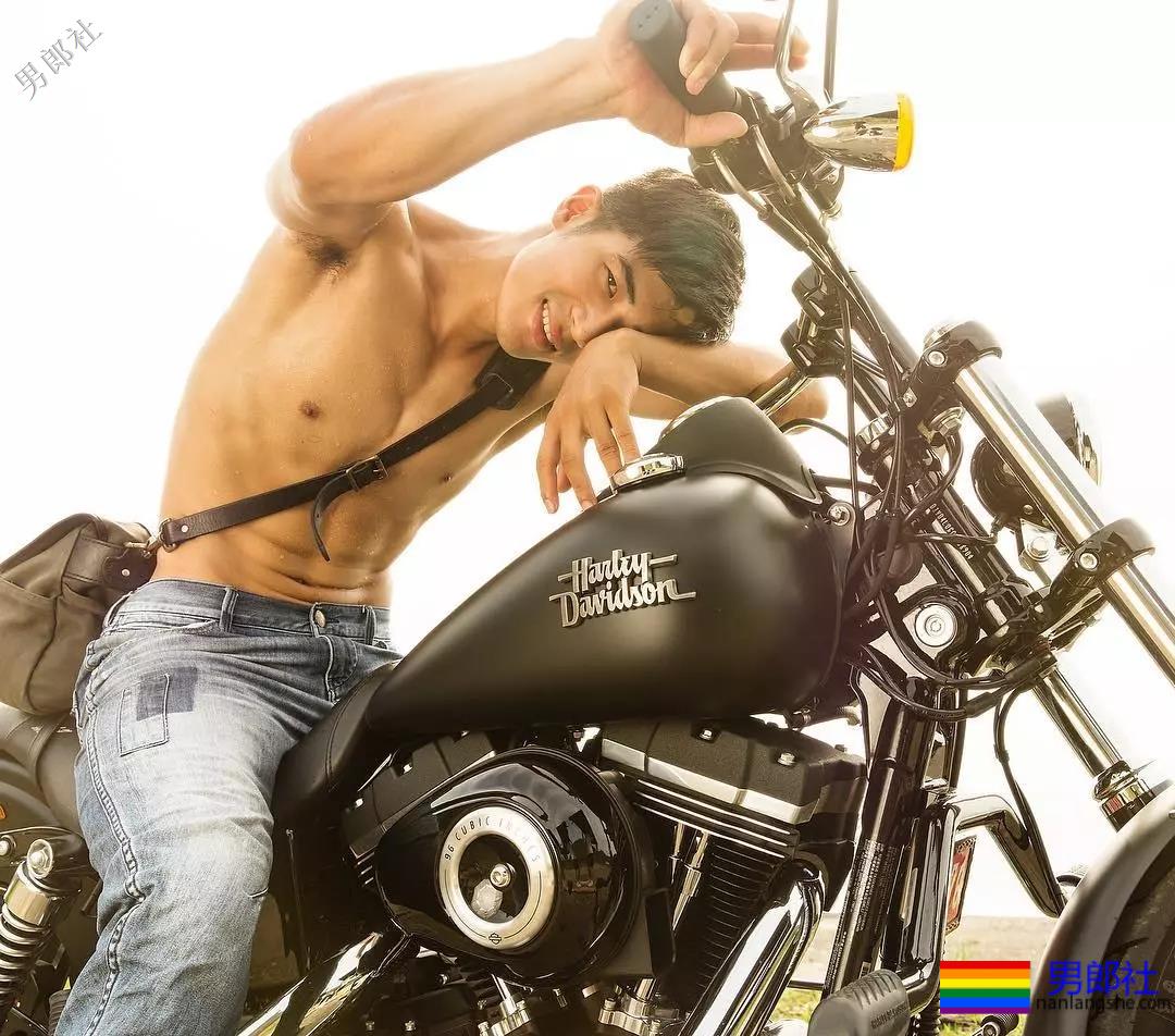 小狼狗的搓衣板黝黑腹肌任你玩！ - 51虹马