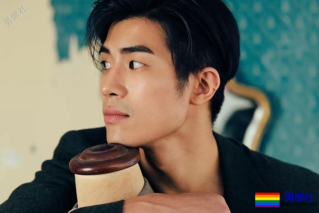 小狼狗的搓衣板黝黑腹肌任你玩！ - 51虹马