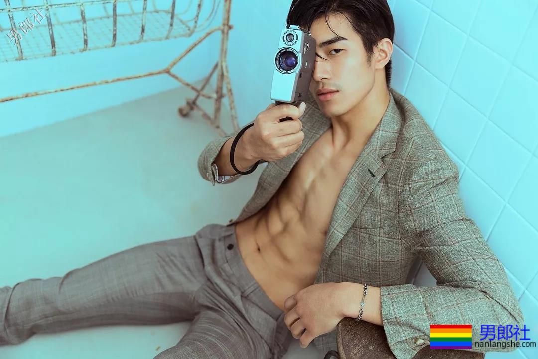 小狼狗的搓衣板黝黑腹肌任你玩！ - 51虹马