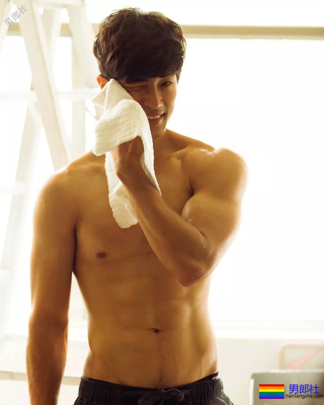 小狼狗的搓衣板黝黑腹肌任你玩！ - 51虹马