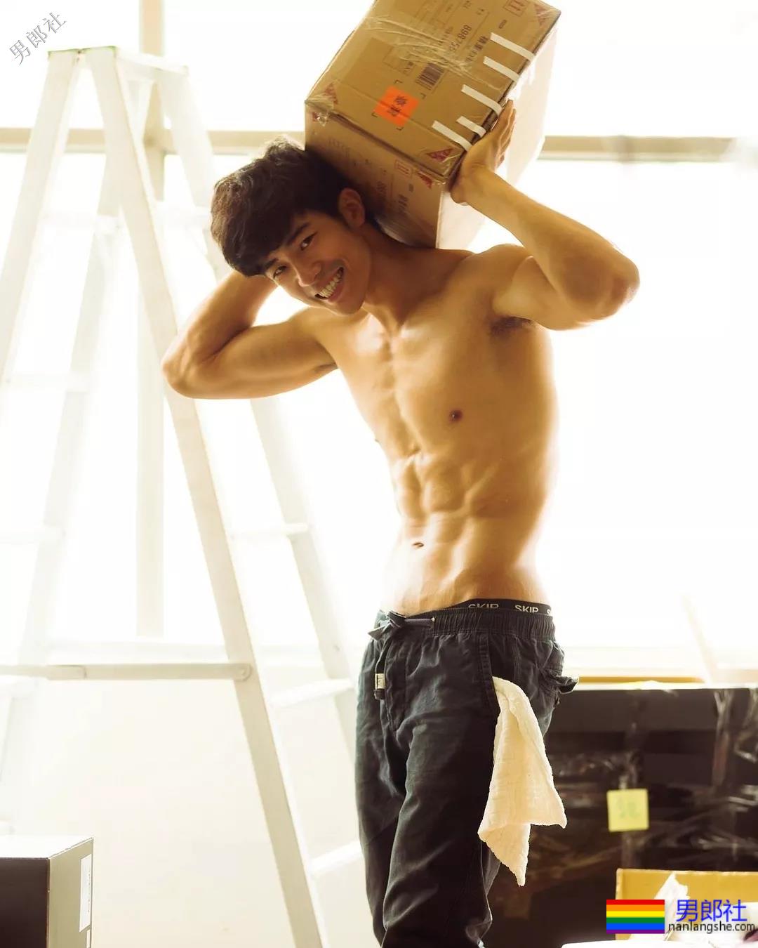 小狼狗的搓衣板黝黑腹肌任你玩！ - 51虹马