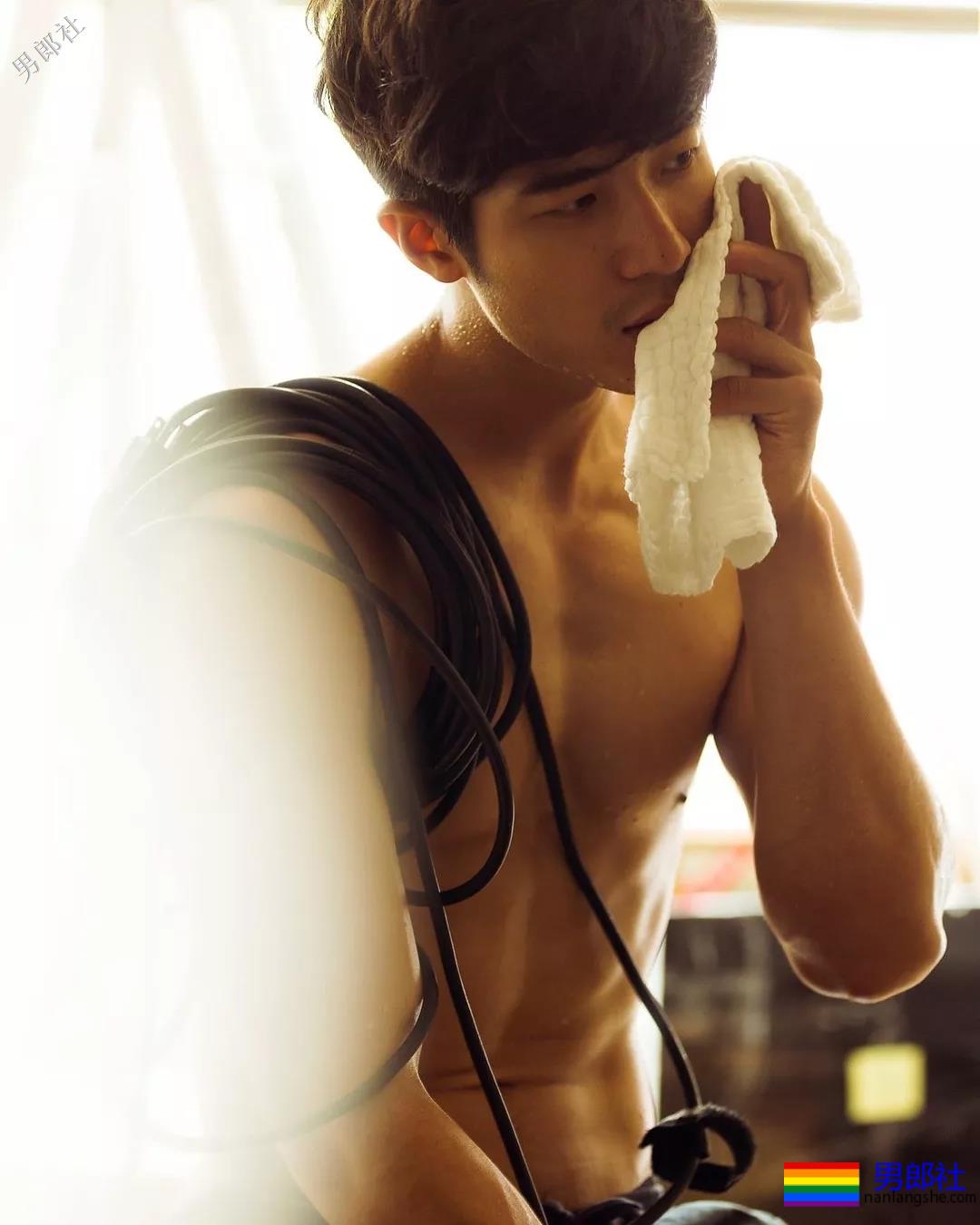 小狼狗的搓衣板黝黑腹肌任你玩！ - 51虹马