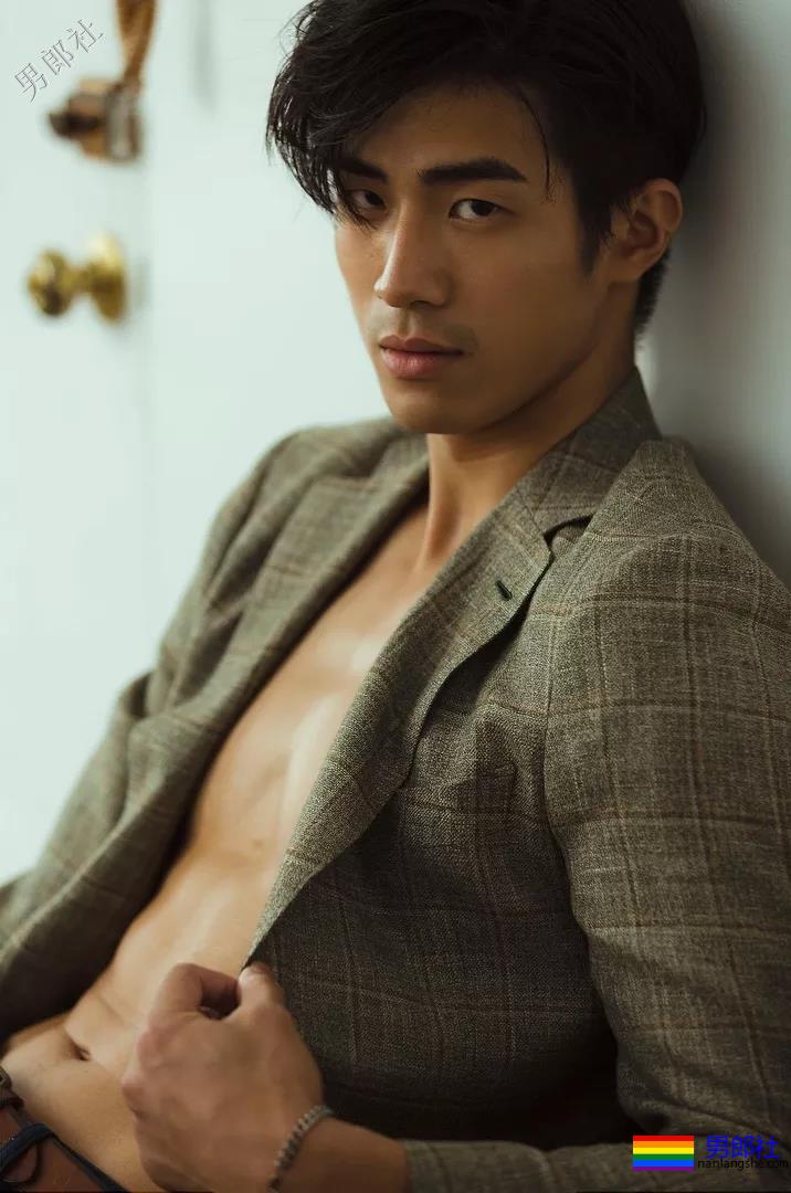 小狼狗的搓衣板黝黑腹肌任你玩！ - 51虹马