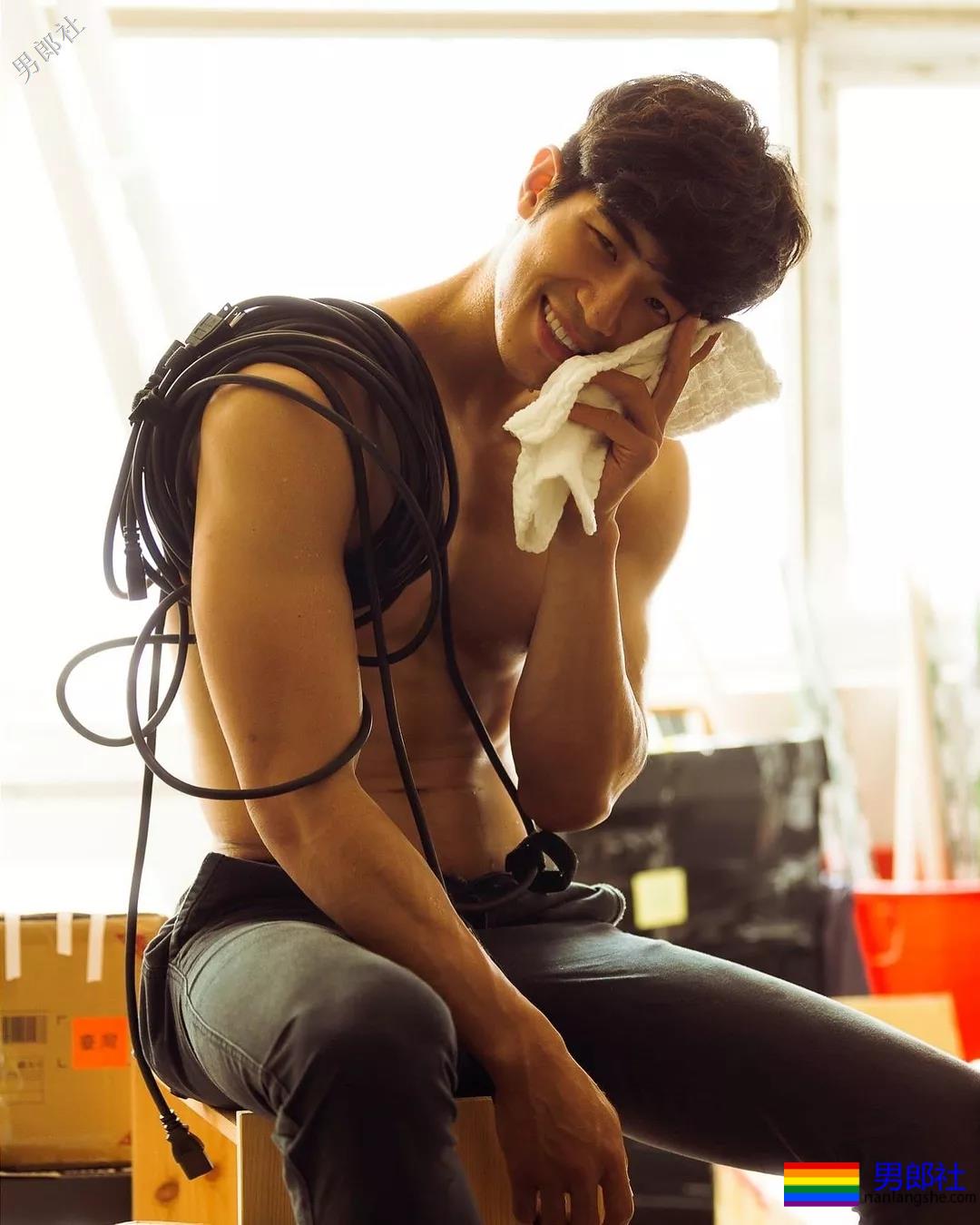 小狼狗的搓衣板黝黑腹肌任你玩！ - 51虹马