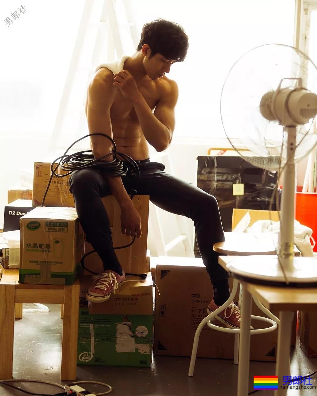 小狼狗的搓衣板黝黑腹肌任你玩！ - 51虹马