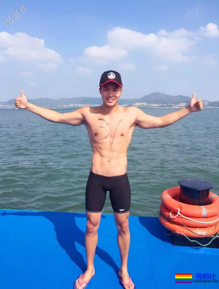 户外游泳现场，胸毛腹毛旺盛的帅哥亮了-51虹马
