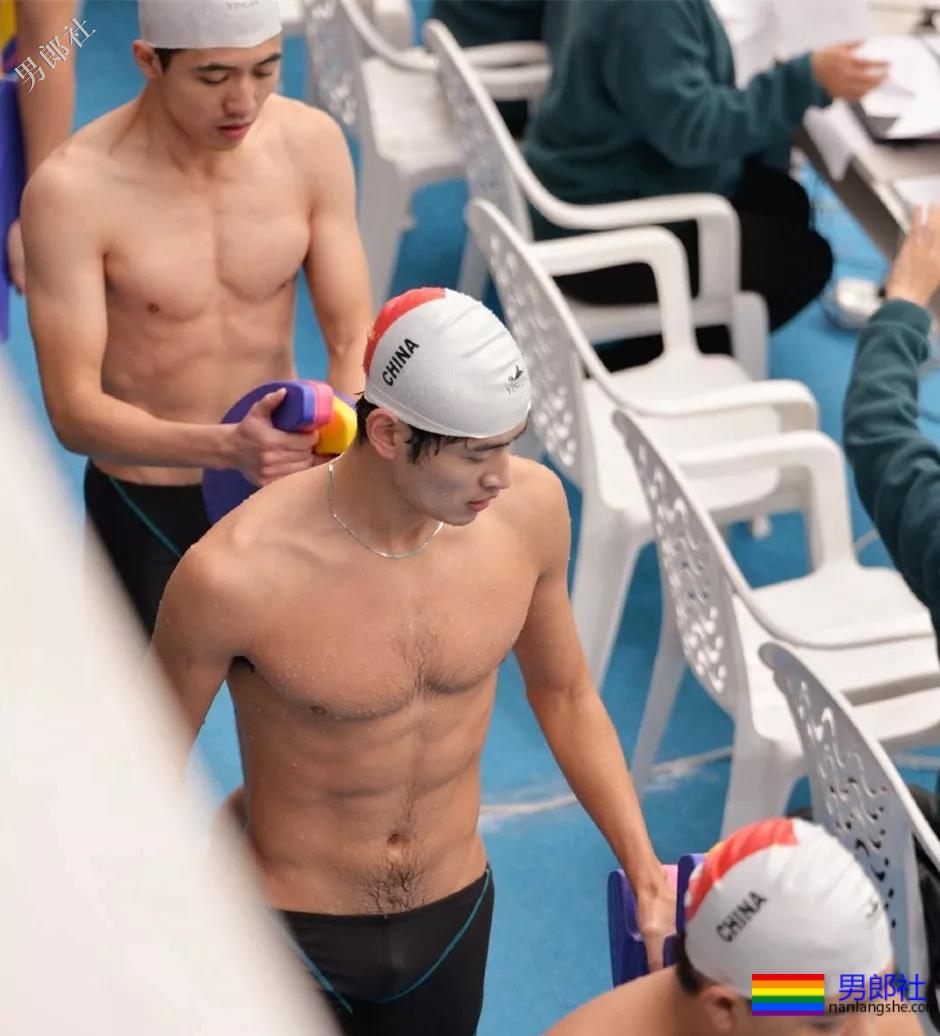 户外游泳现场，胸毛腹毛旺盛的帅哥亮了 - 51虹马