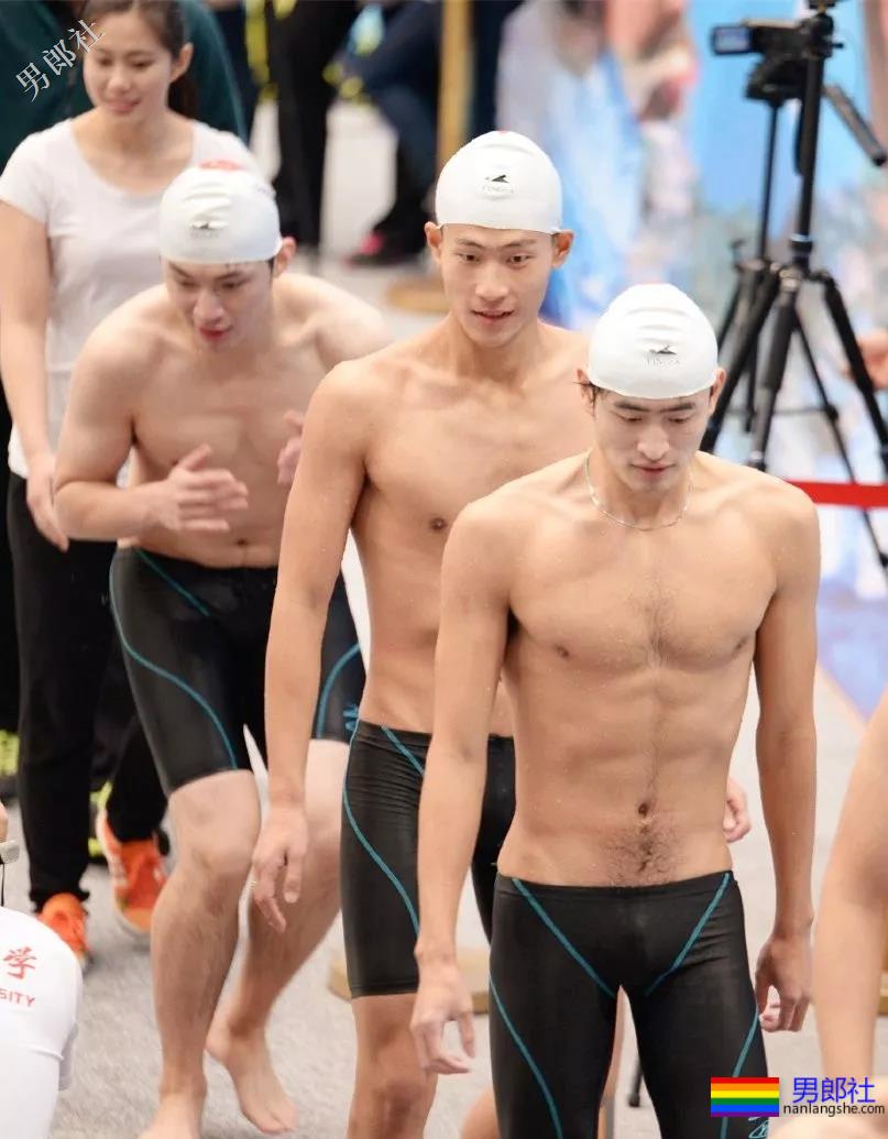 户外游泳现场，胸毛腹毛旺盛的帅哥亮了 - 51虹马