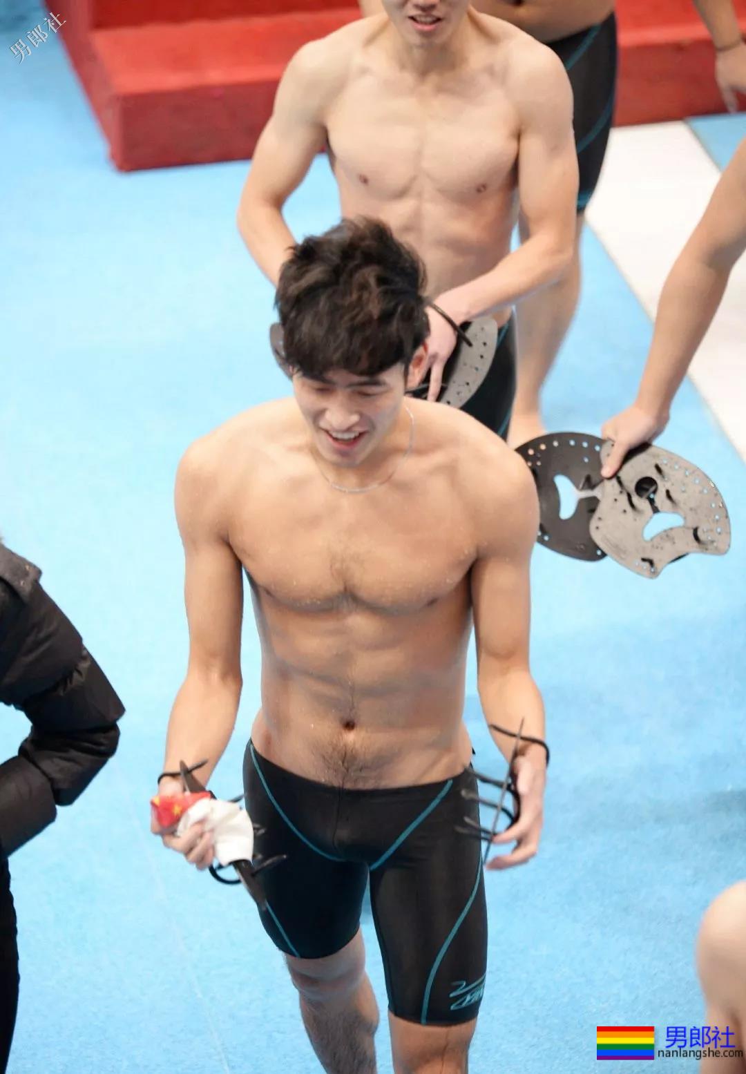 户外游泳现场，胸毛腹毛旺盛的帅哥亮了 - 51虹马