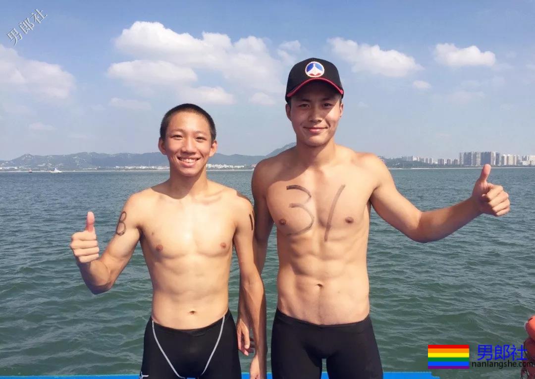 户外游泳现场，胸毛腹毛旺盛的帅哥亮了 - 51虹马