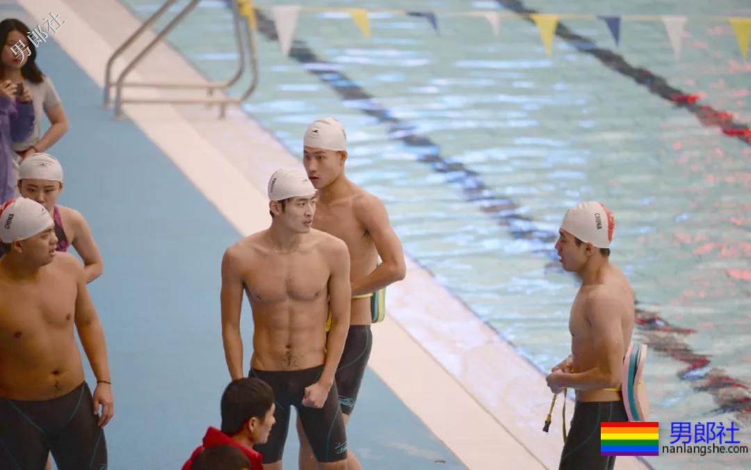 户外游泳现场，胸毛腹毛旺盛的帅哥亮了 - 51虹马