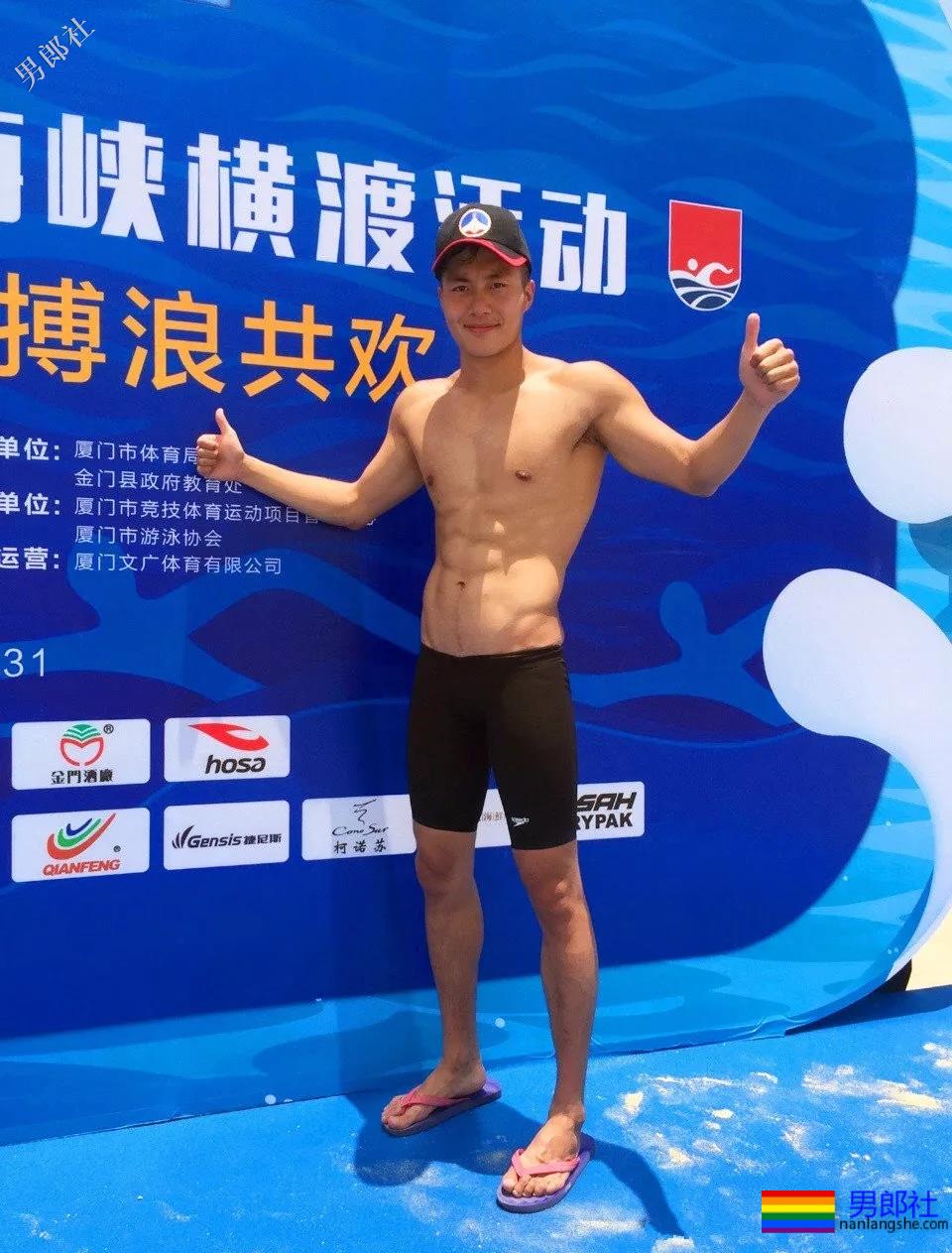 户外游泳现场，胸毛腹毛旺盛的帅哥亮了 - 51虹马