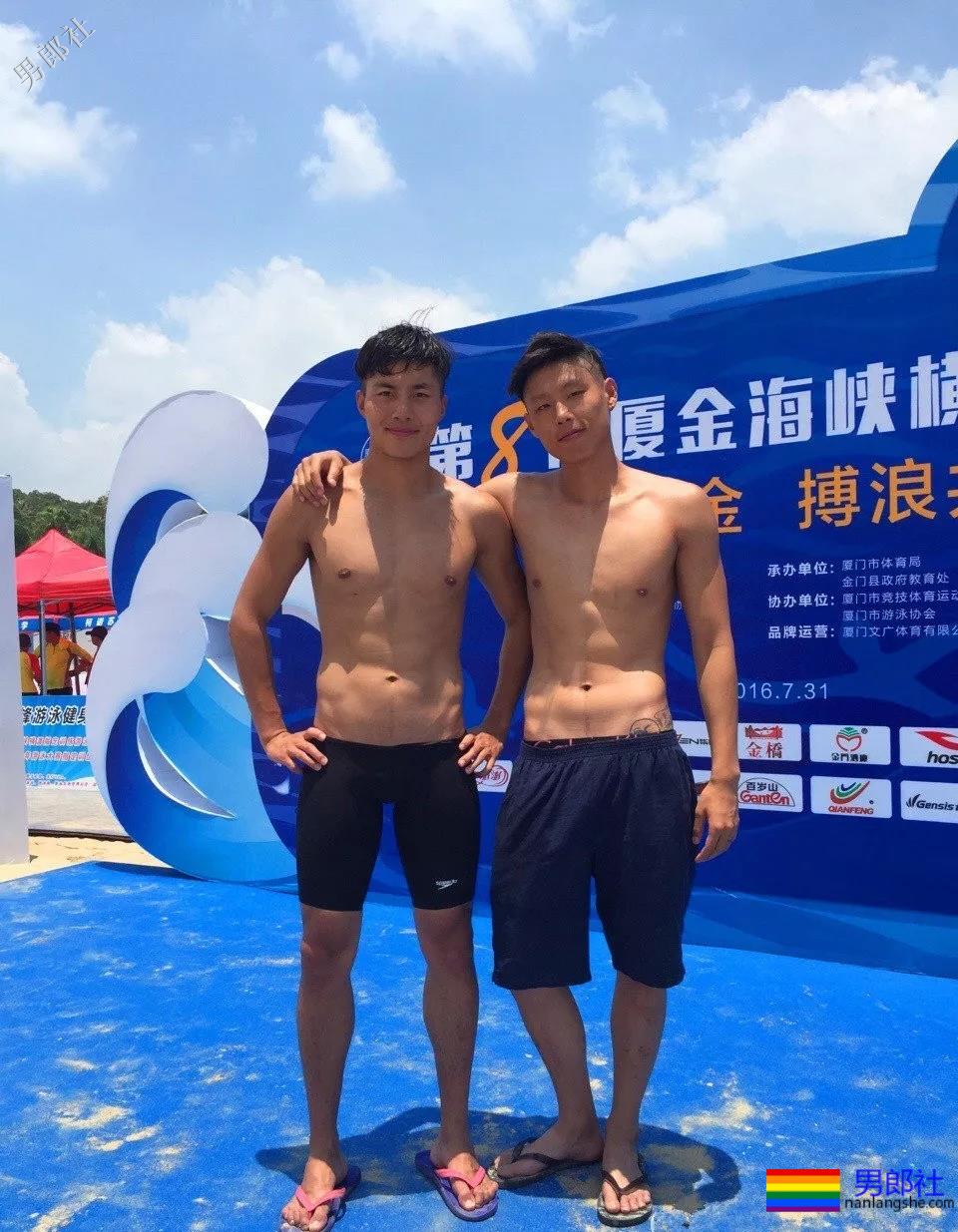 户外游泳现场，胸毛腹毛旺盛的帅哥亮了 - 51虹马