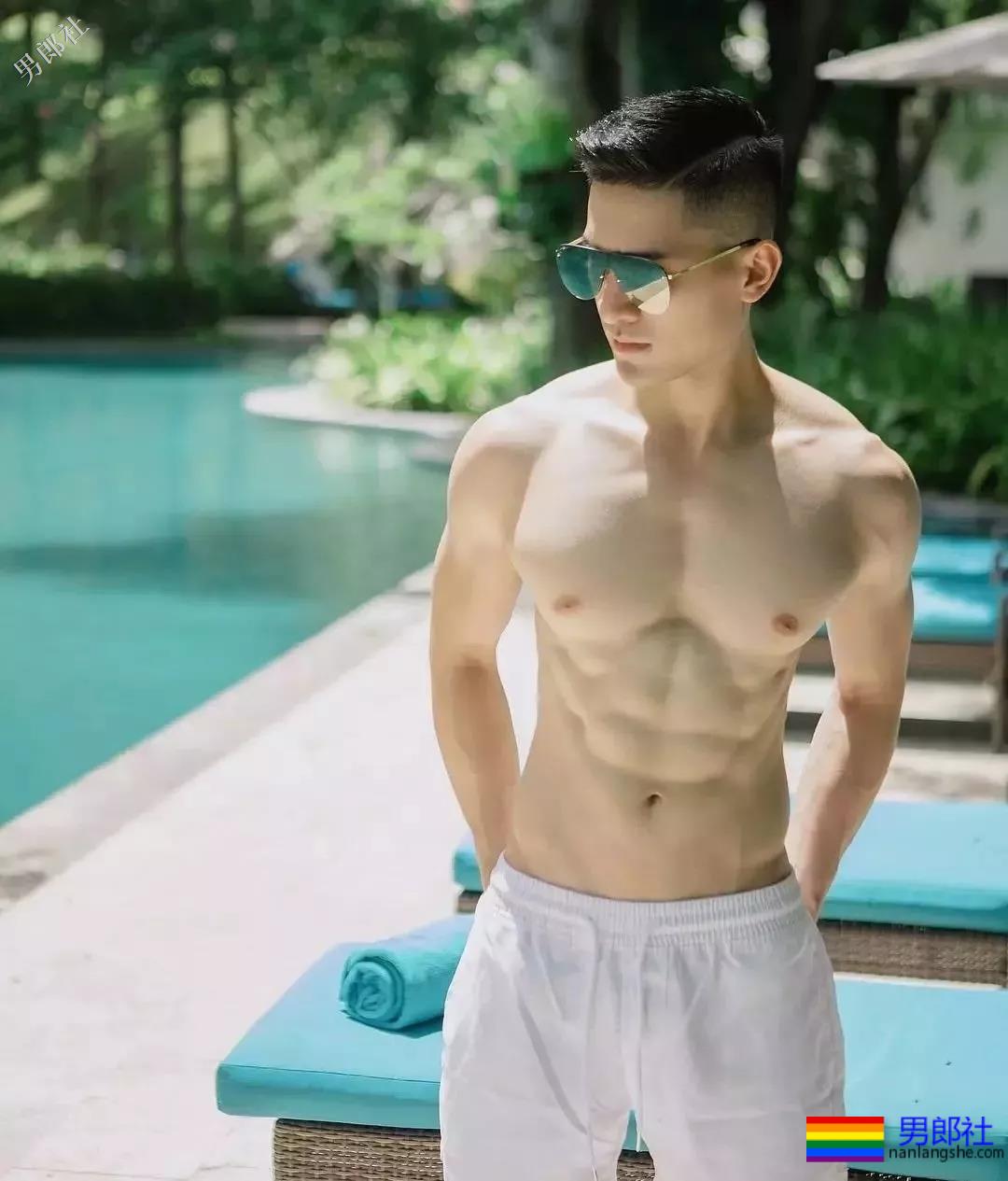 大胸男私下拍照拔掉短裤围上这浴巾太凸，有型还有这腹肌公狗腰！-51虹马