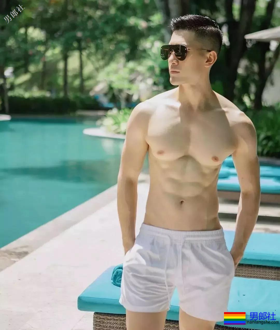 大胸男私下拍照拔掉短裤围上这浴巾太凸，有型还有这腹肌公狗腰！ - 51虹马