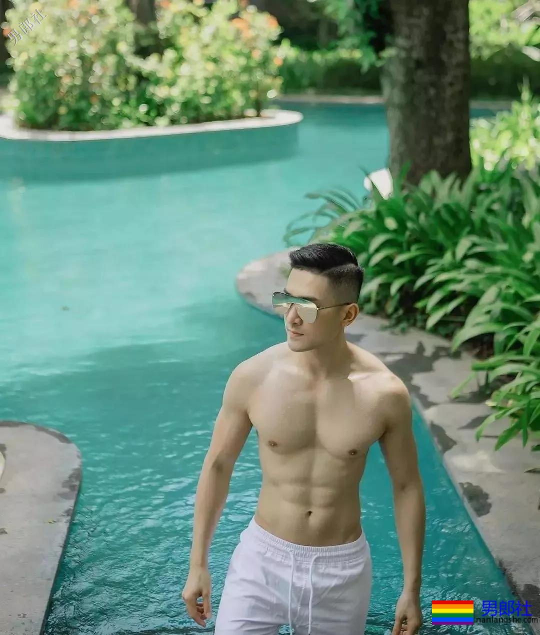 大胸男私下拍照拔掉短裤围上这浴巾太凸，有型还有这腹肌公狗腰！ - 51虹马