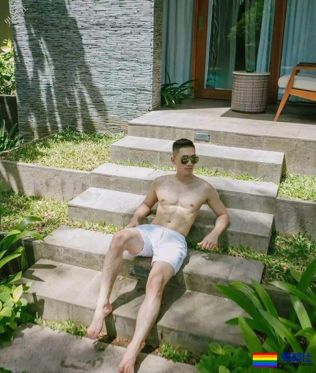 大胸男私下拍照拔掉短裤围上这浴巾太凸，有型还有这腹肌公狗腰！ - 51虹马