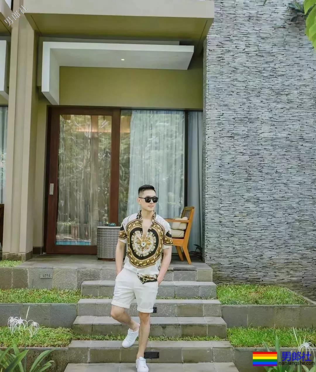 大胸男私下拍照拔掉短裤围上这浴巾太凸，有型还有这腹肌公狗腰！ - 51虹马