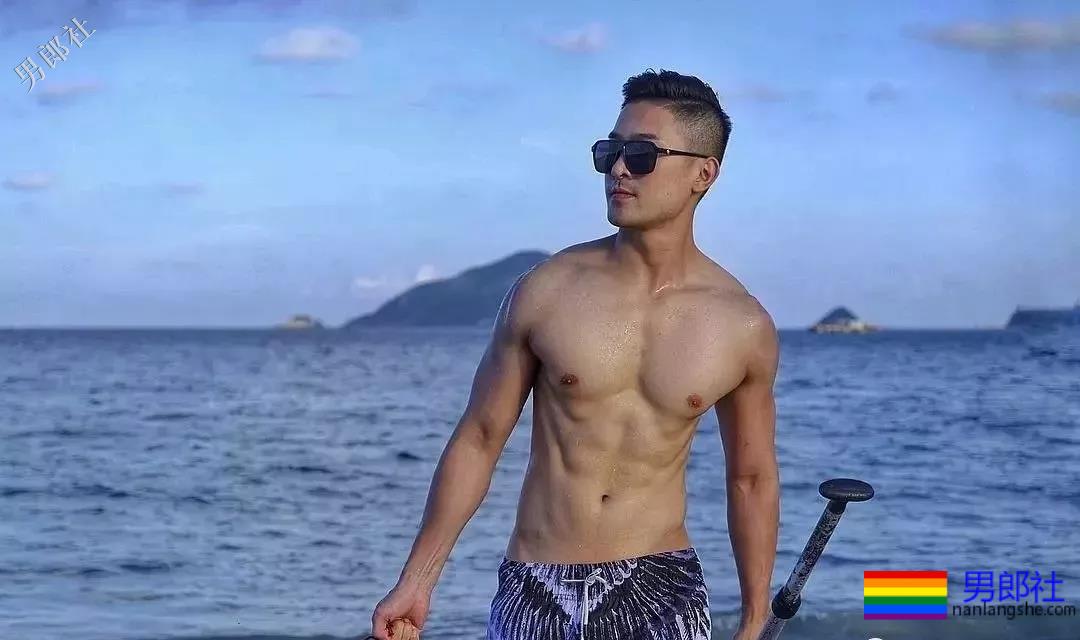 大胸男私下拍照拔掉短裤围上这浴巾太凸，有型还有这腹肌公狗腰！ - 51虹马