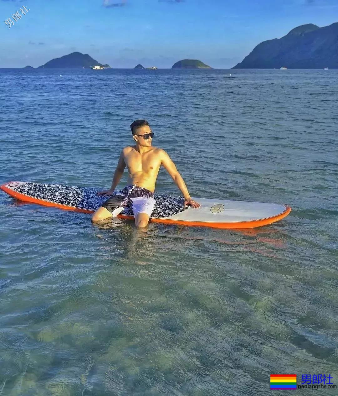 大胸男私下拍照拔掉短裤围上这浴巾太凸，有型还有这腹肌公狗腰！ - 51虹马