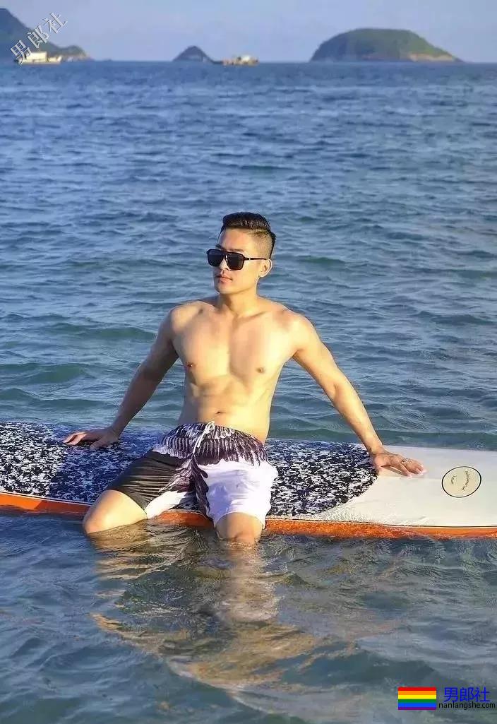 大胸男私下拍照拔掉短裤围上这浴巾太凸，有型还有这腹肌公狗腰！ - 51虹马