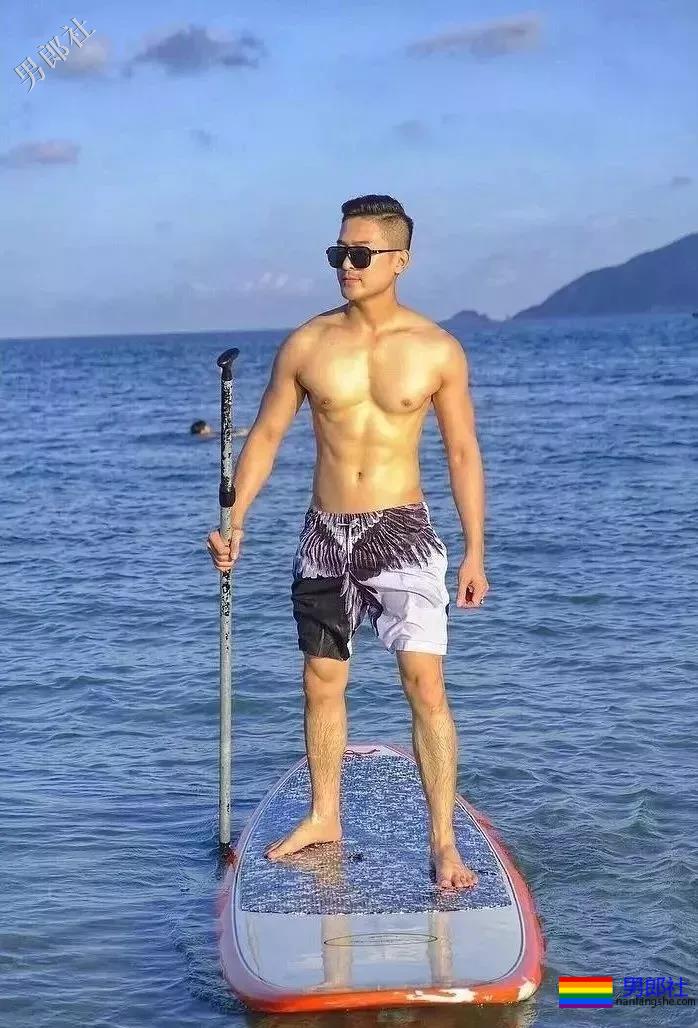 大胸男私下拍照拔掉短裤围上这浴巾太凸，有型还有这腹肌公狗腰！ - 51虹马