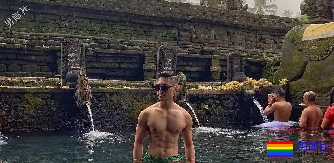 大胸男私下拍照拔掉短裤围上这浴巾太凸，有型还有这腹肌公狗腰！ - 51虹马