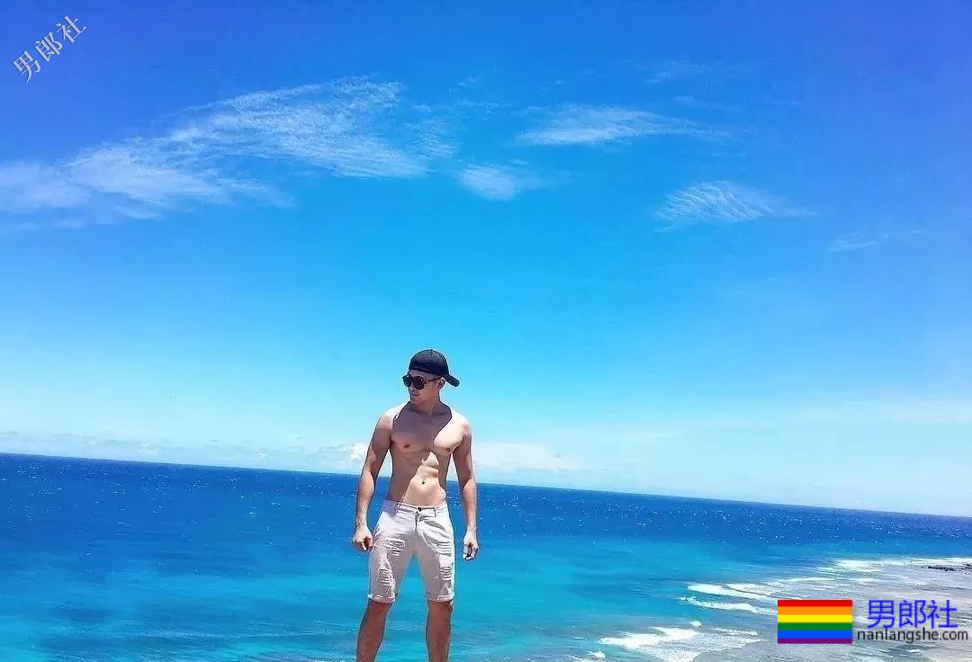 大胸男私下拍照拔掉短裤围上这浴巾太凸，有型还有这腹肌公狗腰！ - 51虹马