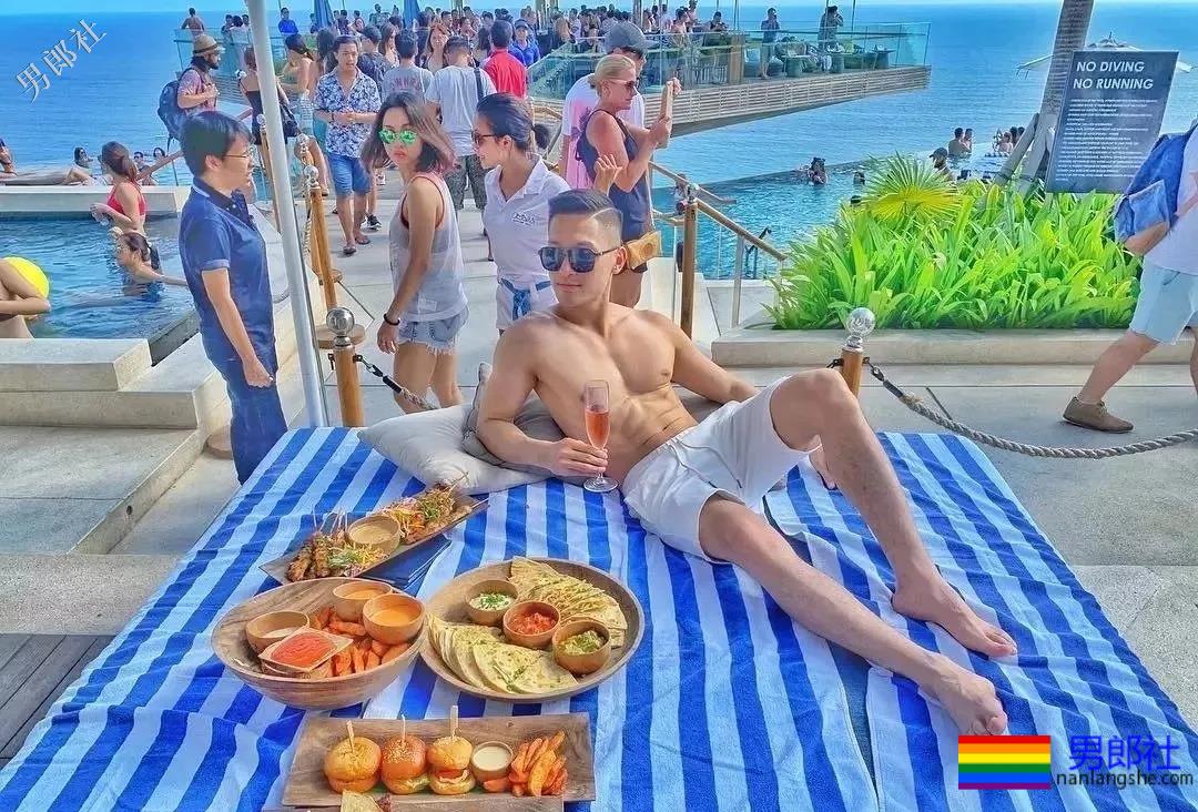 大胸男私下拍照拔掉短裤围上这浴巾太凸，有型还有这腹肌公狗腰！ - 51虹马