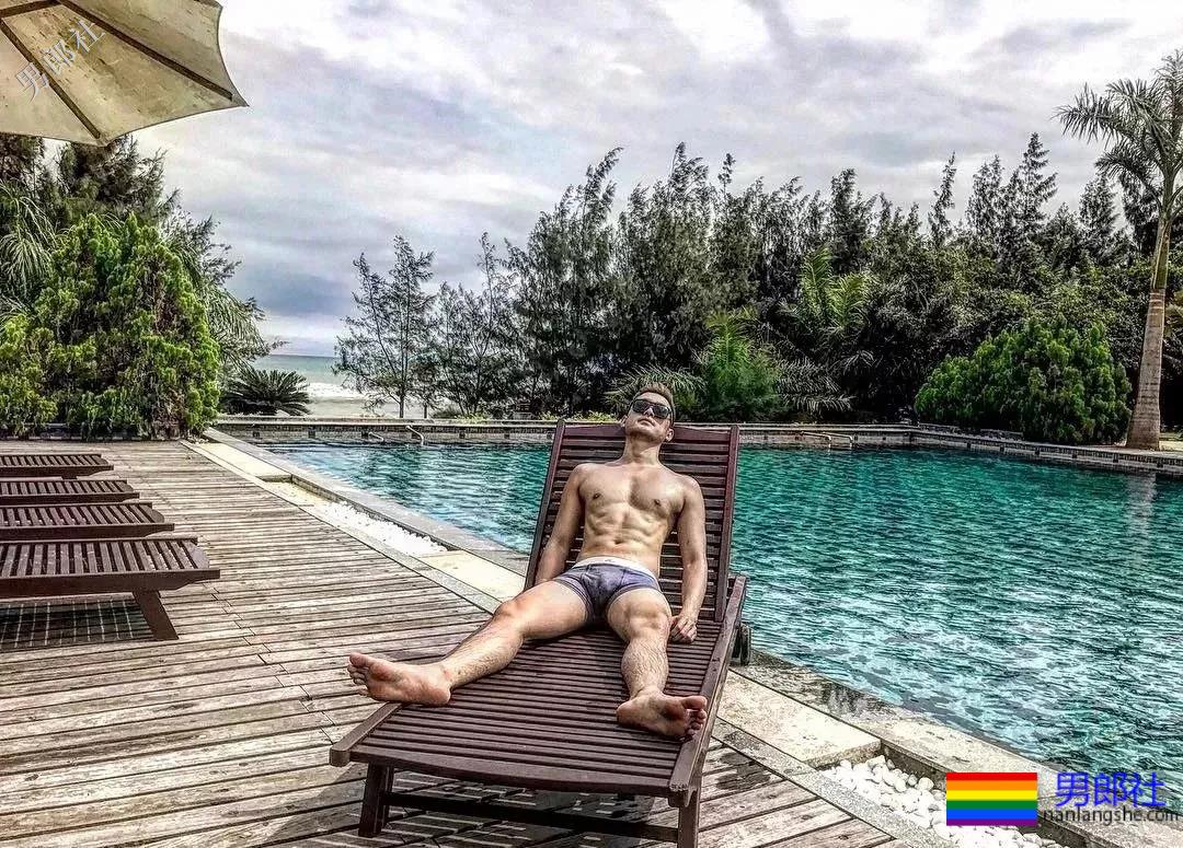 大胸男私下拍照拔掉短裤围上这浴巾太凸，有型还有这腹肌公狗腰！ - 51虹马