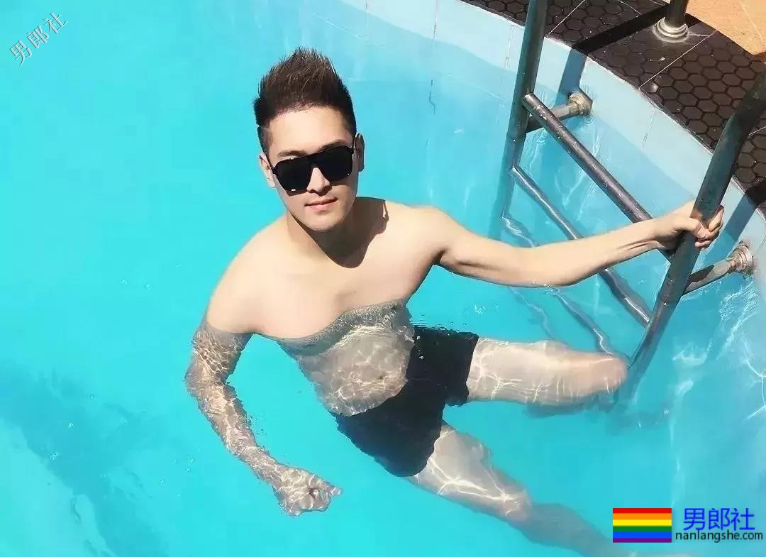 大胸男私下拍照拔掉短裤围上这浴巾太凸，有型还有这腹肌公狗腰！ - 51虹马