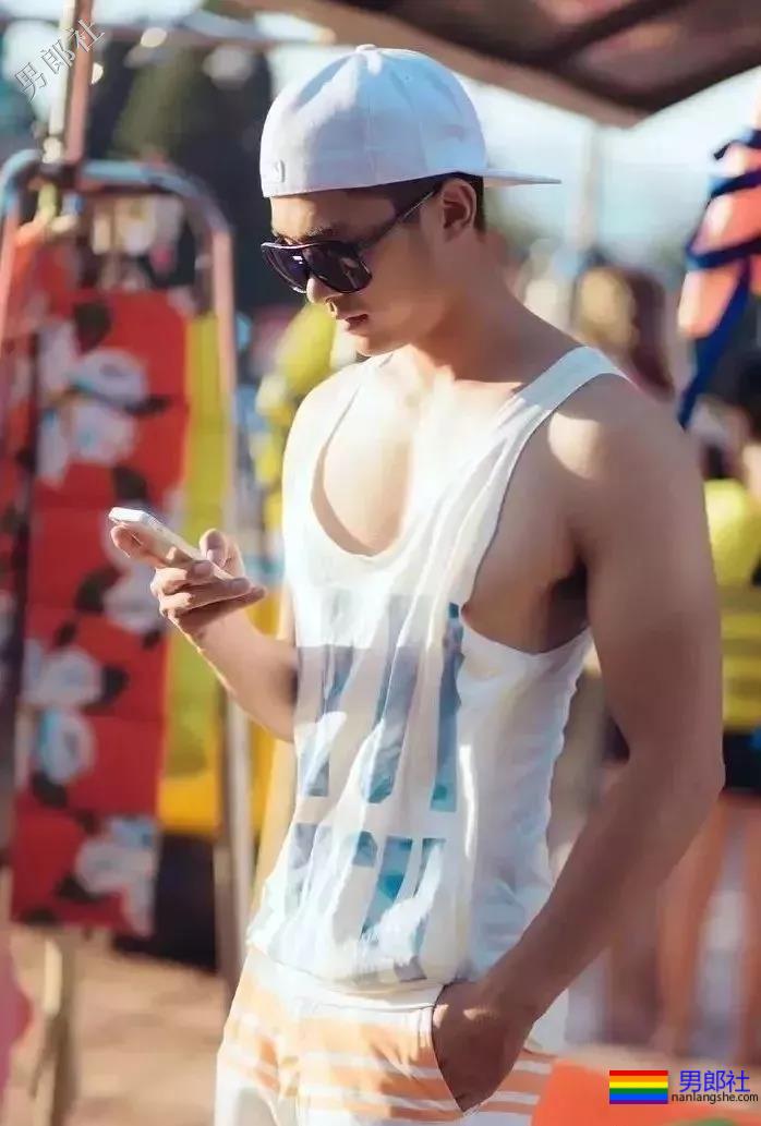 大胸男私下拍照拔掉短裤围上这浴巾太凸，有型还有这腹肌公狗腰！ - 51虹马