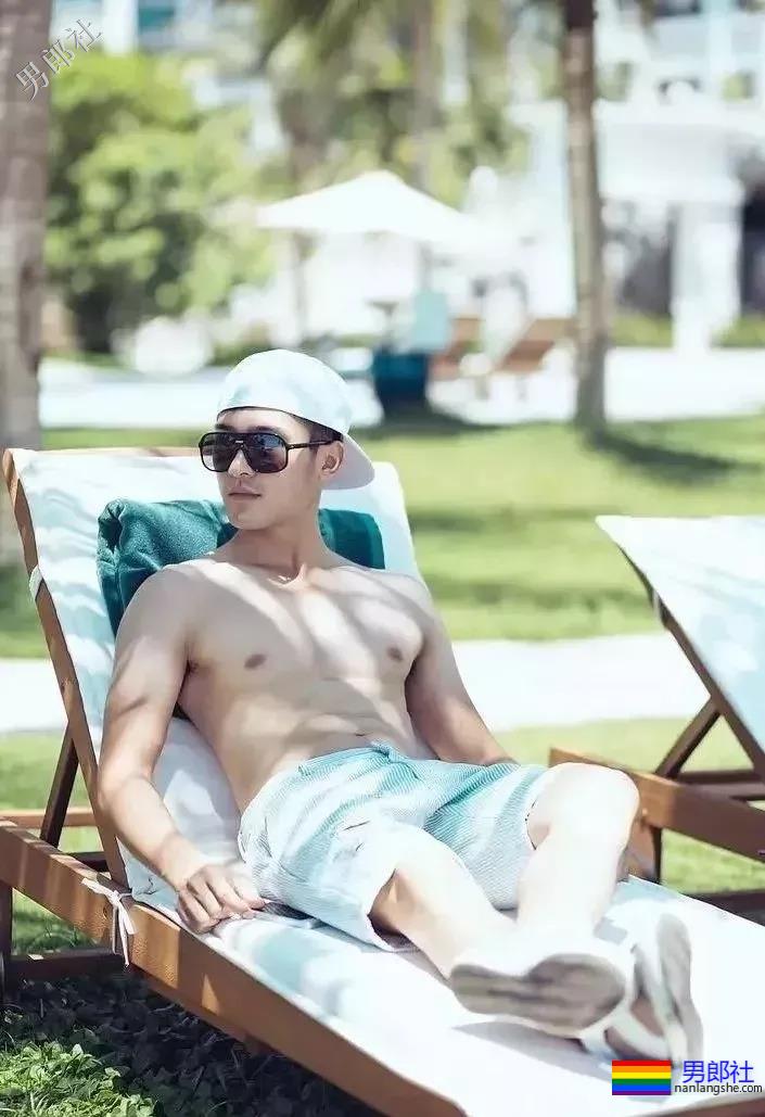 大胸男私下拍照拔掉短裤围上这浴巾太凸，有型还有这腹肌公狗腰！ - 51虹马