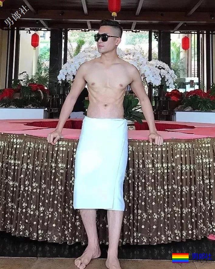 大胸男私下拍照拔掉短裤围上这浴巾太凸，有型还有这腹肌公狗腰！ - 51虹马