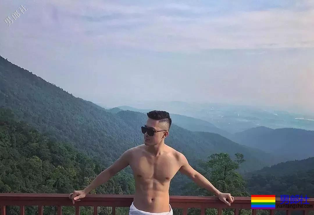 大胸男私下拍照拔掉短裤围上这浴巾太凸，有型还有这腹肌公狗腰！ - 51虹马