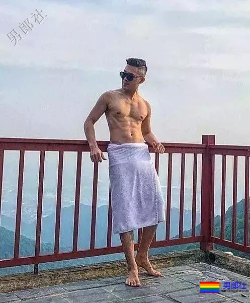 大胸男私下拍照拔掉短裤围上这浴巾太凸，有型还有这腹肌公狗腰！ - 51虹马