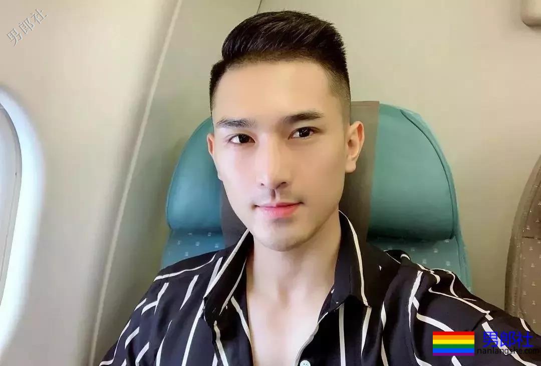 大胸男私下拍照拔掉短裤围上这浴巾太凸，有型还有这腹肌公狗腰！ - 51虹马