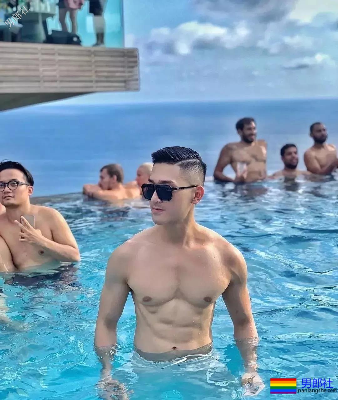 大胸男私下拍照拔掉短裤围上这浴巾太凸，有型还有这腹肌公狗腰！ - 51虹马