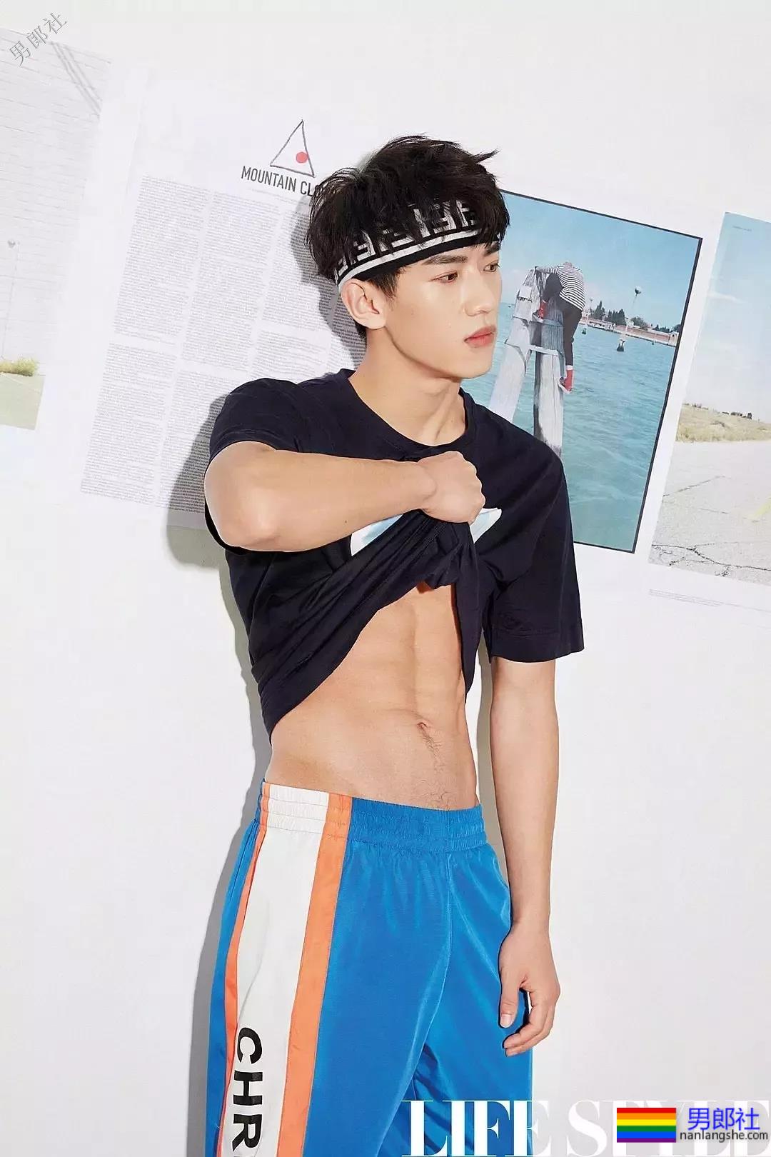 热综小狼狗8块腹肌嘎崩脆，这些宝藏男孩绝对让你心动！ - 51虹马