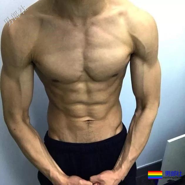热综小狼狗8块腹肌嘎崩脆，这些宝藏男孩绝对让你心动！ - 51虹马