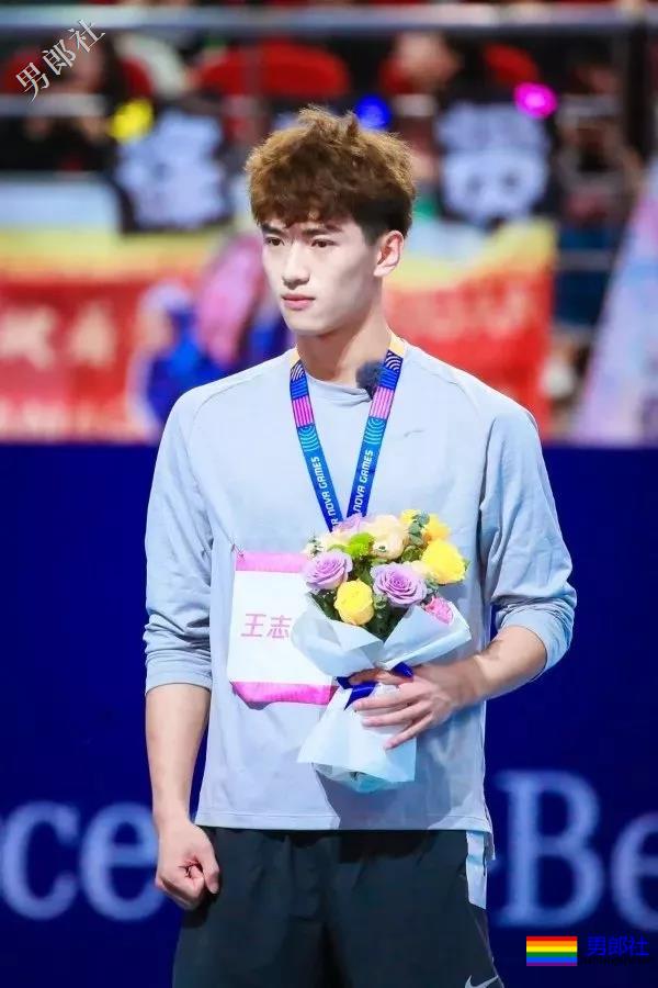 热综小狼狗8块腹肌嘎崩脆，这些宝藏男孩绝对让你心动！ - 51虹马