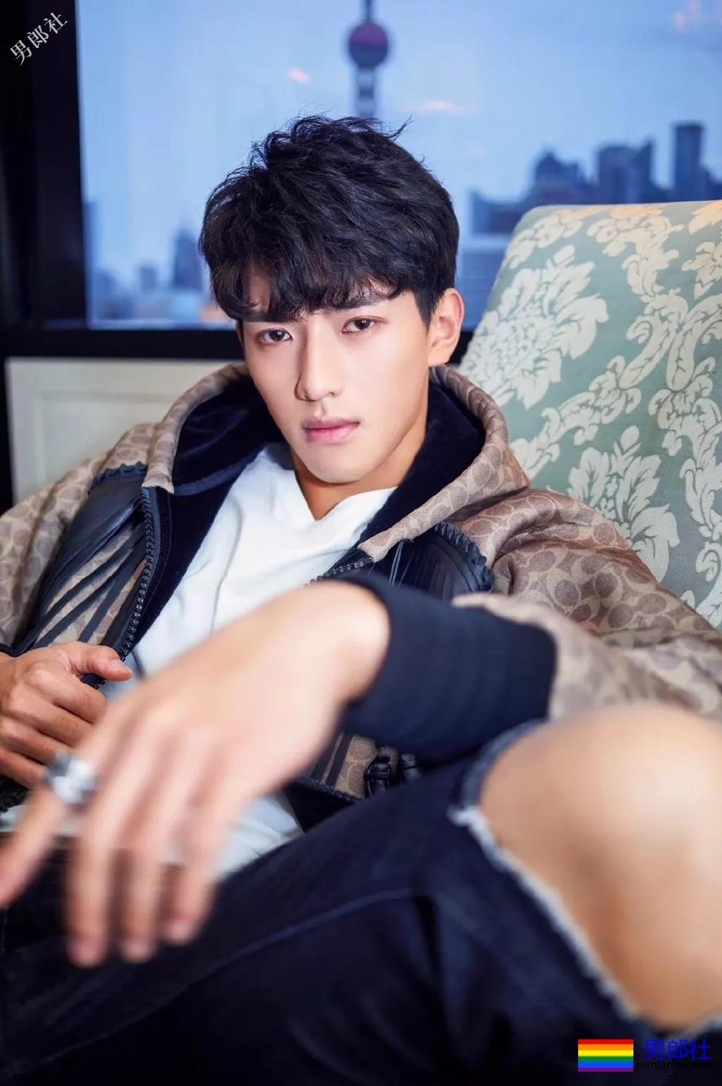 热综小狼狗8块腹肌嘎崩脆，这些宝藏男孩绝对让你心动！ - 51虹马