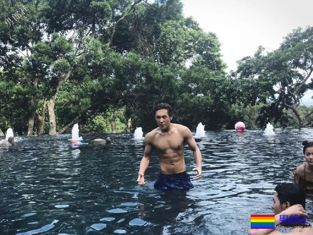 热综小狼狗8块腹肌嘎崩脆，这些宝藏男孩绝对让你心动！ - 51虹马