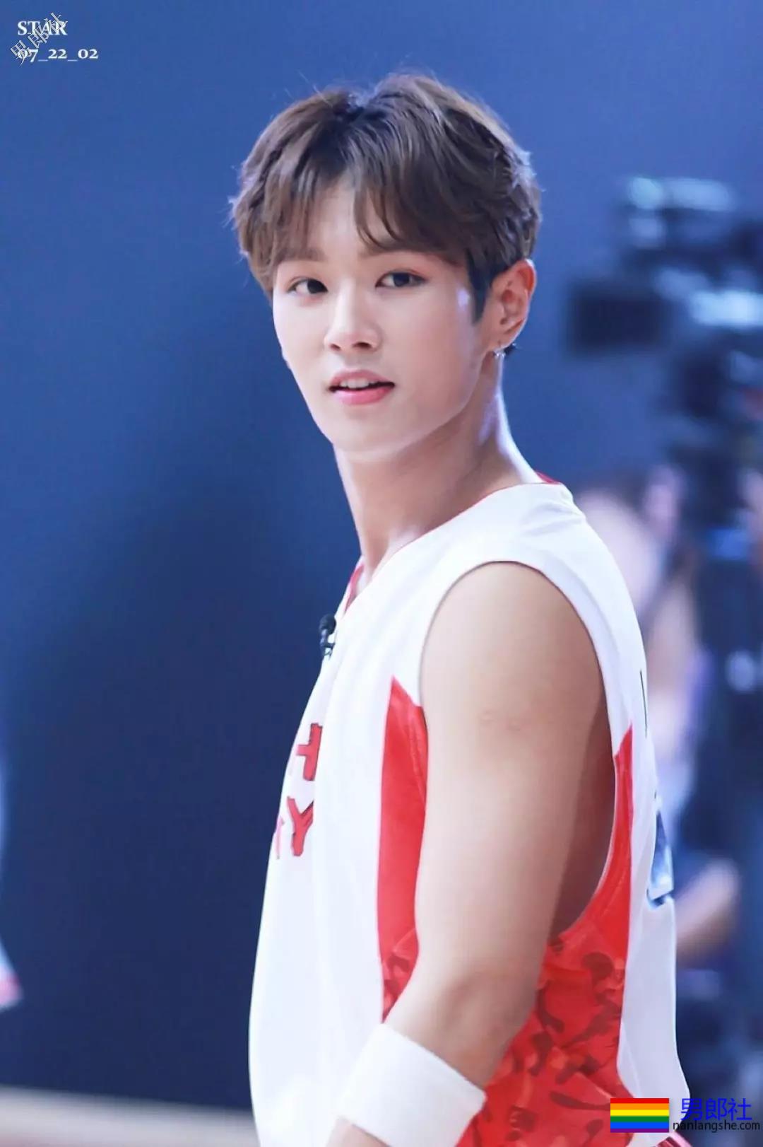 热综小狼狗8块腹肌嘎崩脆，这些宝藏男孩绝对让你心动！ - 51虹马